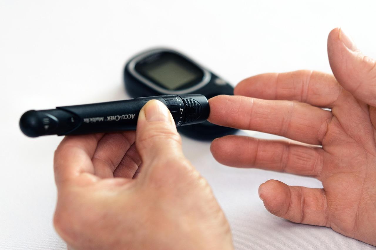 App screen showing visual blood glucose diary trends alongside meal context tags