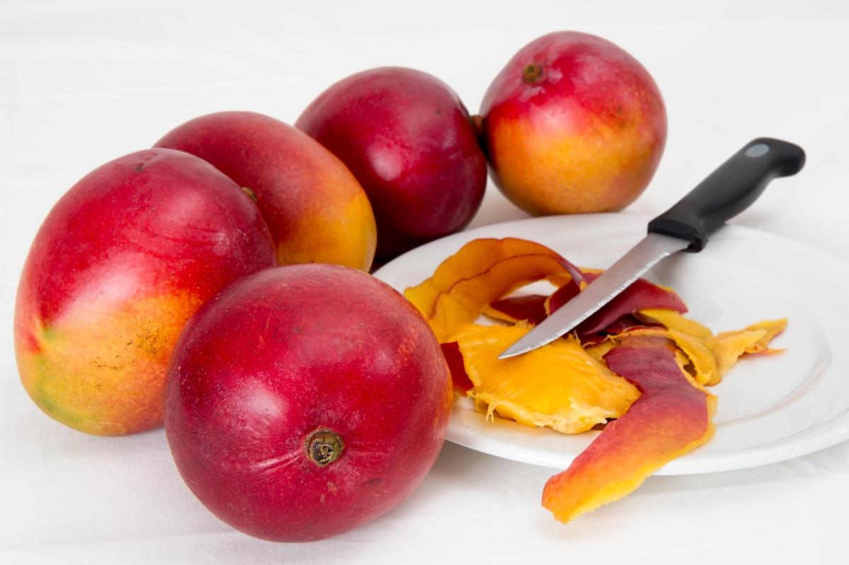 A small plate of mango slices served as a mid-afternoon snack