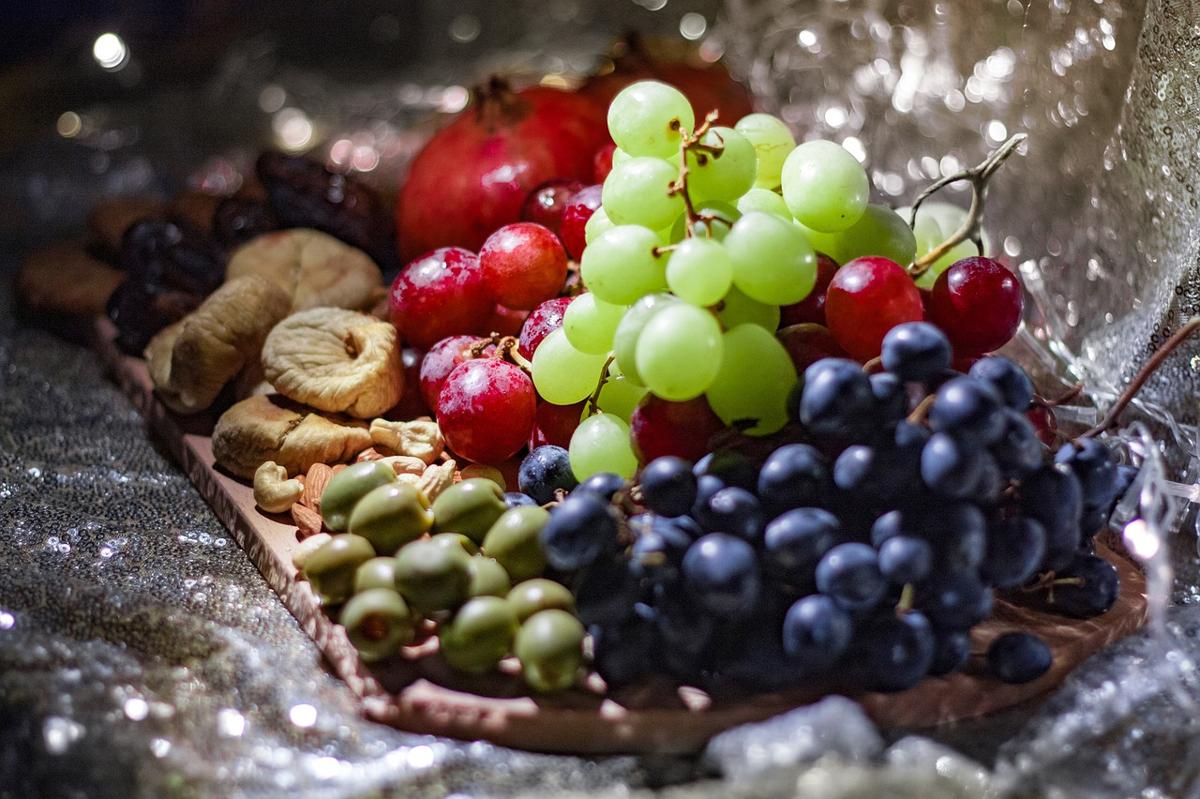 A plate with both fresh and dried dates side by side