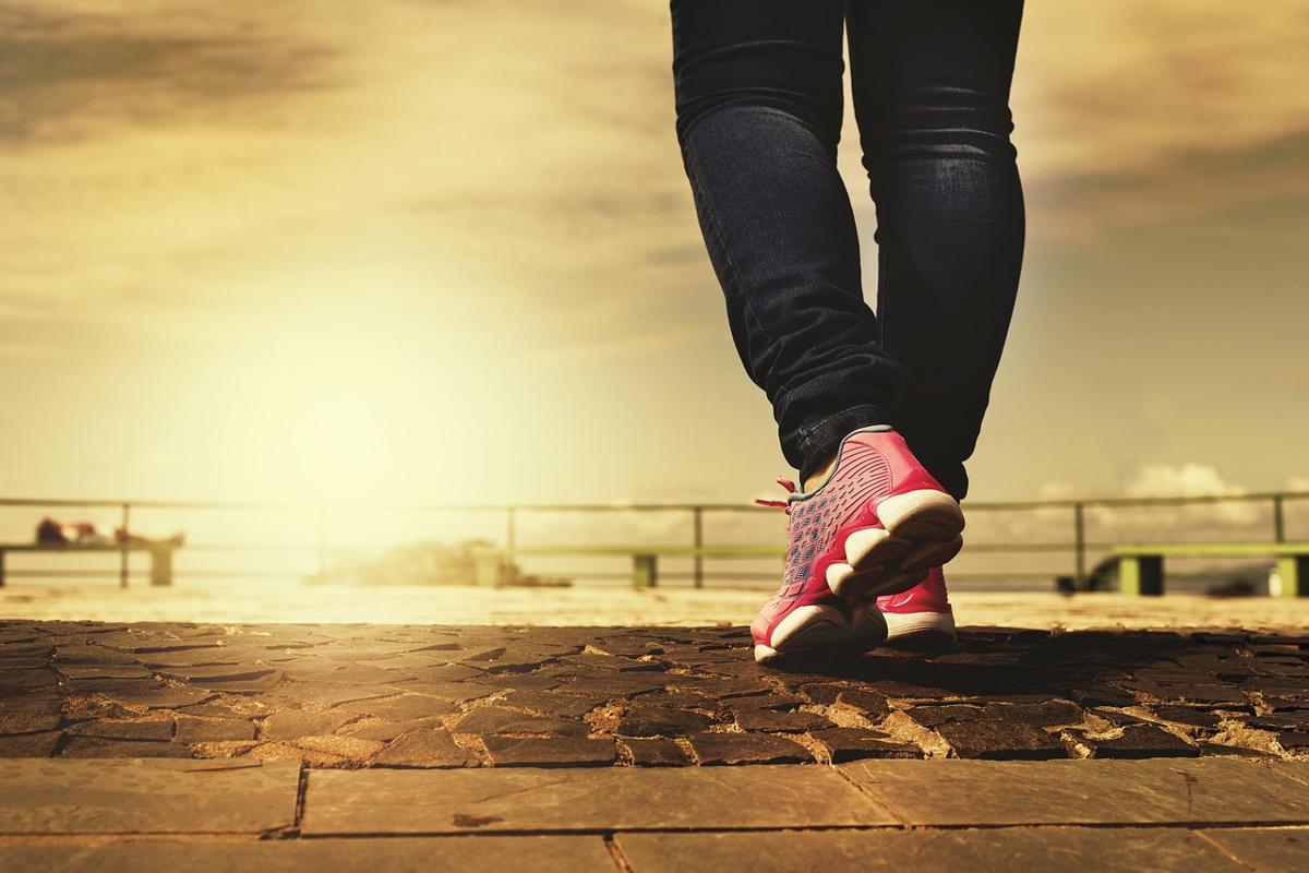 Pedometer smartwatch showing step count goal progress